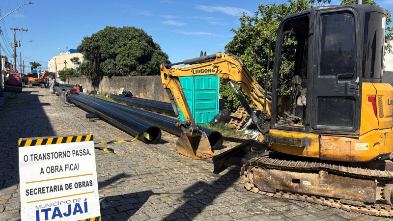 Semasa integra adutora de água em obra da Rua do Porto em Itajaí