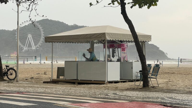 Quiosques provisórios são instalados na orla da Praia Central, em BC