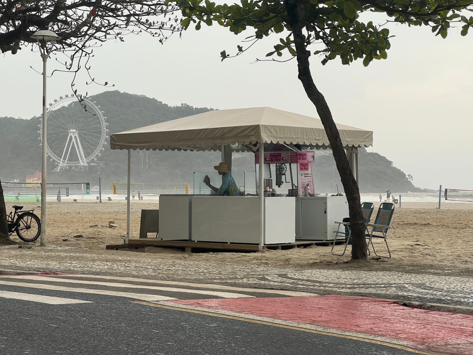 Quiosques provisórios são instalados na orla da Praia Central, em BC
