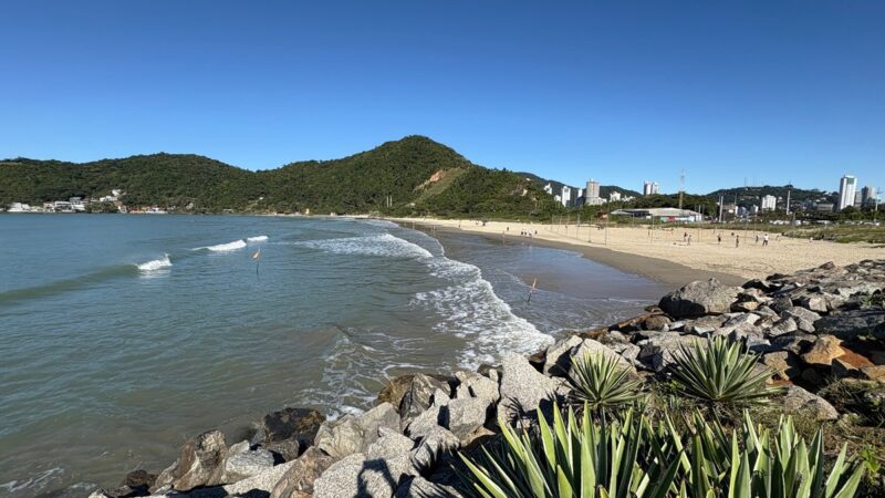 Praia do Molhe de Itajaí conquista selo Bandeira Azul e entra para o mapa do turismo sustentável