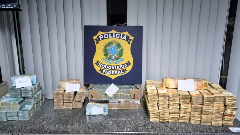 Mais de R$ 2 milhões são apreendidos pela PRF durante abordagem na BR-101